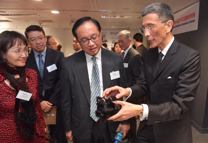创新及科技局局长杨伟雄（中）今日（四月十二日）听取香港纺织及成衣研发中心行政总裁葛仪文（右）介绍中心获奖研发项目「细支牦牛绒纱线及织物」。该研发项目荣获第四十五届日内瓦国际发明展评审团特别嘉许金奖。  