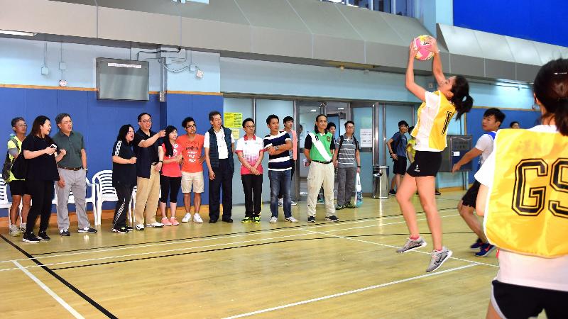 The Secretary for Innovation and Technology, Mr Nicholas W Yang, and the Permanent Secretary for Innovation and Technology, Mr Cheuk Wing-hing, took part in Sport For All Day to enjoy the fun of sports with members of the public during his district visit to Sham Shui Po this afternoon (August 6). Picture shows Mr Yang (fifth left) and Mr Cheuk (third left), accompanied by the Chairman of the Sham Shui Po District Council (SSPDC), Mr Ambrose Cheung (eighth left); the Vice Chairman of the SSPDC, Mr Chan Wai-ming (ninth left); and the District Officer (Sham Shui Po), Mr Damian Lee (tenth left), watching demonstration of netball at Pei Ho Street Sports Centre.