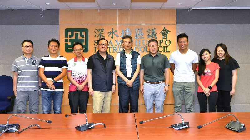 The Secretary for Innovation and Technology, Mr Nicholas W Yang (fourth left), and the Permanent Secretary for Innovation and Technology, Mr Cheuk Wing-hing (fourth right), meet with members of the Sham Shui Po District Council (SSPDC) to listen to their views on using innovation and technology to address district issues and improve people’s living this afternoon (August 6). Also present are the Chairman of the SSPDC, Mr Ambrose Cheung (centre), and the Vice Chairman of the SSPDC, Mr Chan Wai-ming (third left).