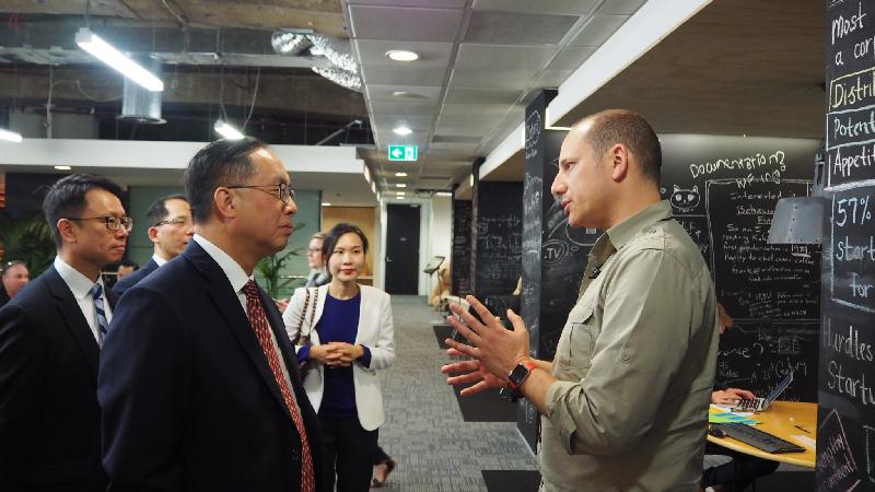 The Secretary for Innovation and Technology, Mr Nicholas W Yang (second left), receives a briefing by the Chief Executive Officer of Stone & Chalk, Mr Alex Scandurra (first right), on its operation in fostering growth of financial technologies start-ups during his visit to the centre in Sydney, Australia, today (September 8).