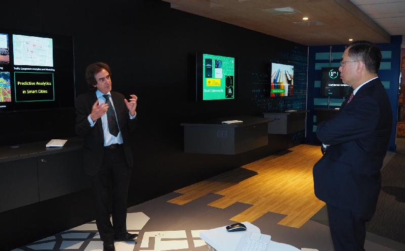 The Secretary for Innovation and Technology, Mr Nicholas W Yang (right), receives a briefing on cyber security, smart cities and big data analytics during his visit to Data61 of the Commonwealth Scientific and Industrial Research Organisation in Sydney, Australia, today (September 8).