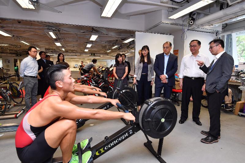 創新及科技局局長楊偉雄（右二）今日（九月十八日）參觀香港體育學院（體院），聽取體院精英訓練科技總監蘇志雄博士（右一）講解以科技和數據為本的方式協助制定最適合賽艇運動員的訓練計劃。旁為體院董事局主席林大輝（右三）。