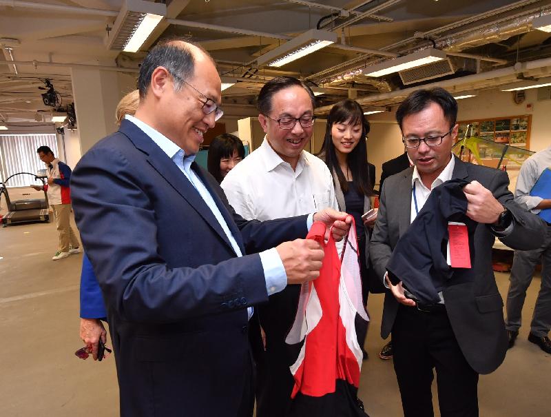 香港體育學院（體院）董事局主席林大輝（左一）和精英訓練科技總監蘇志雄博士（右一）今日（九月十八日）向創新及科技局局長楊偉雄（左二）展示體院與香港紡織及成衣研發中心為划艇隊合作開發的高性能運動服。