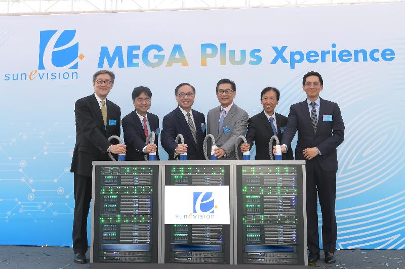 创新及科技局局长杨伟雄（左三）今日（十月十八日）与新鸿基地产执行董事郭基泓（右一）、新意网集团有限公司（新意网）副主席兼非执行董事及新鸿基地产执行董事（非地产业务）兼行政总裁冯玉麟（左二）、新意网执行董事兼行政总裁任景信（左一）、新意网副主席兼非执行董事及新鸿基地产非执行董事张永锐（右二）和政府资讯科技总监杨德斌（右三），一同主持新意网MEGA Plus Xperience庆祝仪式。杨伟雄表示，MEGA Plus建于首幅数据中心专用土地，显示业界对香港发展成为亚太区数据中心枢纽充满信心。