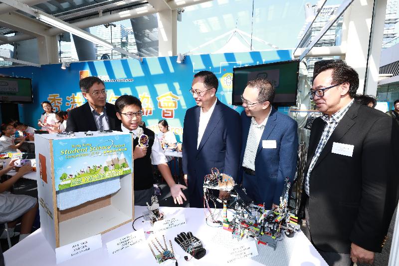The Secretary for Innovation and Technology, Mr Nicholas W Yang (centre), and other officiating guests visit the workshop under the Hong Kong Federation of Youth Groups' ''Learning through Engineering, Art and Design'' (LEAD) project at the InnoCarnival 2017 today (October 21).