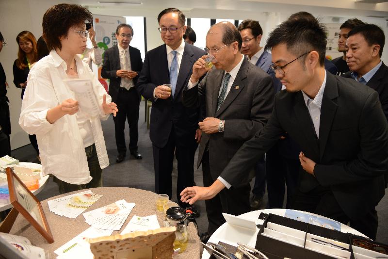 The Chief Secretary for Administration, Mr Matthew Cheung Kin-chung (second right), and the Secretary for Innovation and Technology, Mr Nicholas W Yang (second left), visit the Hong Kong Federation of Youth Groups Jockey Club Social Innovation Centre to understand how the Centre helps drive youths' inspiration for innovation and entrepreneurship today (October 26).