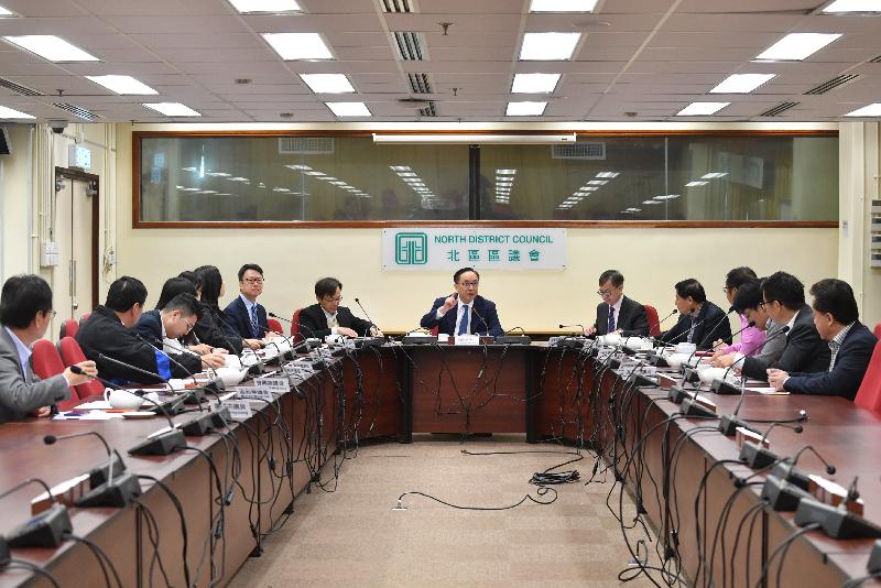 創新及科技局局長楊偉雄（右七）今日（十二月十一日）與北區區議員會面，就雙方共同關注的事宜交流。創新及科技局副局長鍾偉强博士（右六）、北區區議會主席蘇西智（右五）和北區民政事務專員莊永桓（左八）亦一同出席。