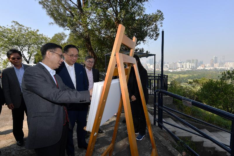 創新及科技局局長楊偉雄（前排左二）今日（十二月十一日）訪問北區，聽取規劃署和土木工程拓展署人員講述港深創新及科技園的規劃及工程進展。旁為創新及科技局副局長鍾偉强博士（前排左三）。