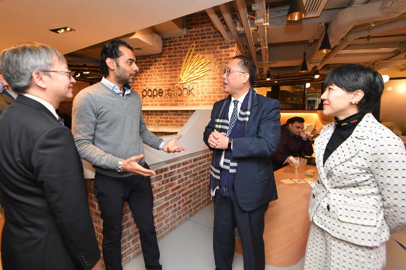 创新及科技局局长杨伟雄（右二）今日（二月八日）在中西区进行区访，参观共用工作空间Paperclip HK，与创办人Deepak Madnani（左二）交谈。同行还有创新及科技局副局长钟伟强博士（左一）和中西区民政事务专员黄何咏诗（右一）。