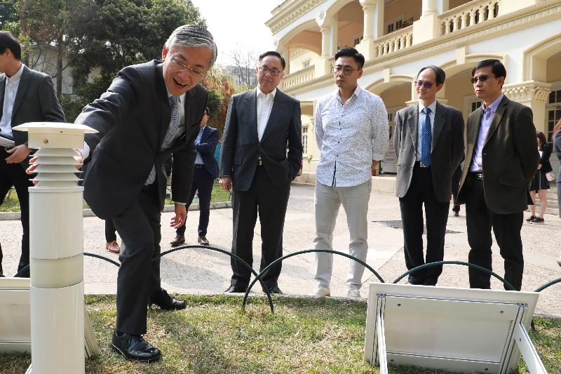 The Secretary for Innovation and Technology, Mr Nicholas W Yang (second left), listens to an introduction on microclimate sensors by the Director of the Hong Kong Observatory (HKO), Mr Shun Chi-ming (first left), at the HKO Headquarters today (March 26).
