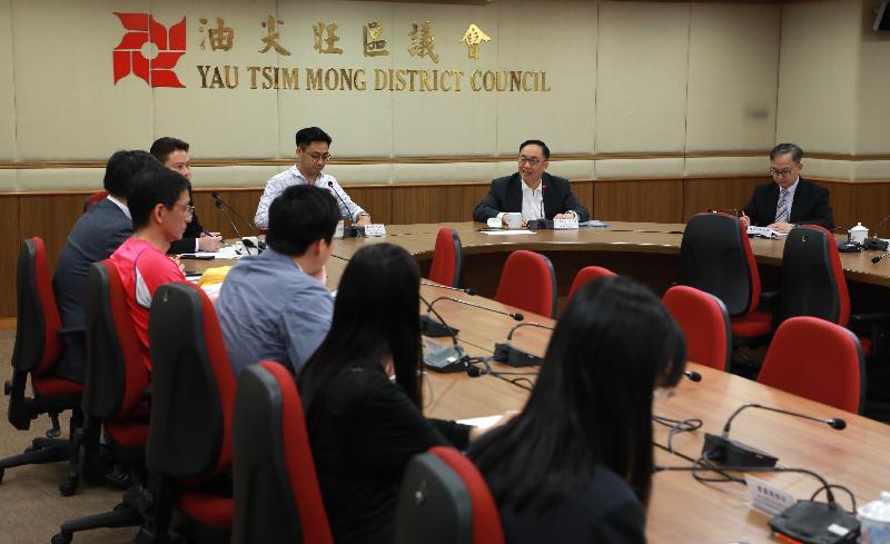 The Secretary for Innovation and Technology, Mr Nicholas W Yang (second right), is joined by the Chairman of the Yau Tsim Mong District Council (YTMDC), Mr Chris Ip (third right), to meet with members of the YTMDC to listen to their views on innovation and technology development. Also attending the meeting is the Under Secretary for Innovation and Technology, Dr David Chung (first right).
