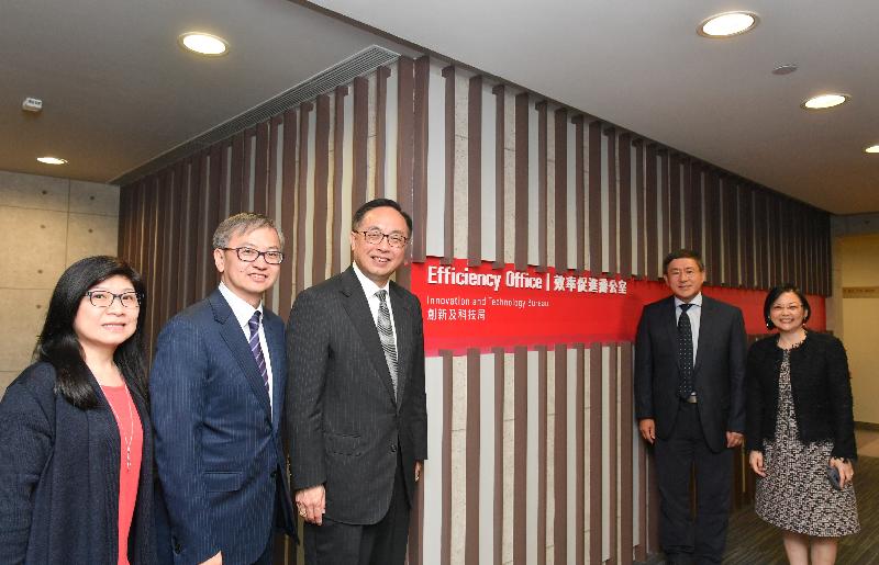 創新及科技局局長楊偉雄（中）今日（四月十日）為效率促進辦公室揭牌後，與常任秘書長卓永興（右二）、副局長鍾偉强博士（左二）、效率專員聶世蘭（左一）和副效率專員劉冼靜儀（右一）合照。