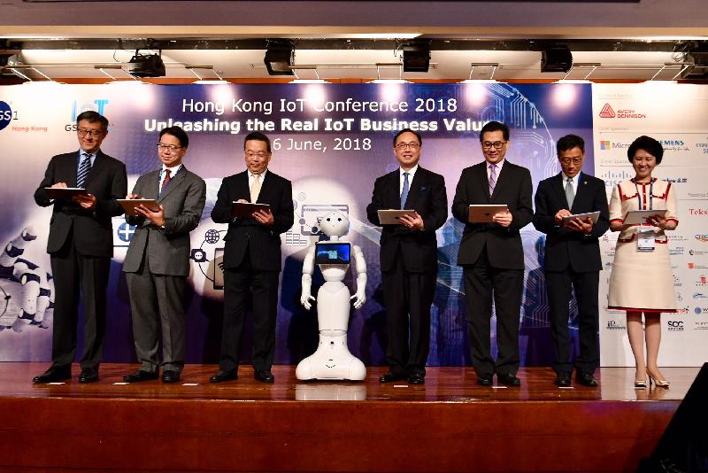 The Secretary for Innovation and Technology, Mr Nicholas W Yang (centre); the President of the Hong Kong Internet of Things Industry Advisory Council and the Chief Information Officer of the Airport Authority Hong Kong, Mr Andy Bien (third left); Legislative Council member Mr Charles Mok (second left); the Government Chief Information Officer, Mr Allen Yeung (third right); the Chief Executive Officer of Hong Kong Cyberport Management Company Limited, Mr Peter Yan (first left); the Chief Executive Officer of the Hong Kong Science and Technology Parks Corporation, Mr Albert Wong (second right); and the Chief Executive of GS1 Hong Kong, Ms Anna Lin (first right), officiate at the Hong Kong Internet of Things Conference 2018 today (June 6).