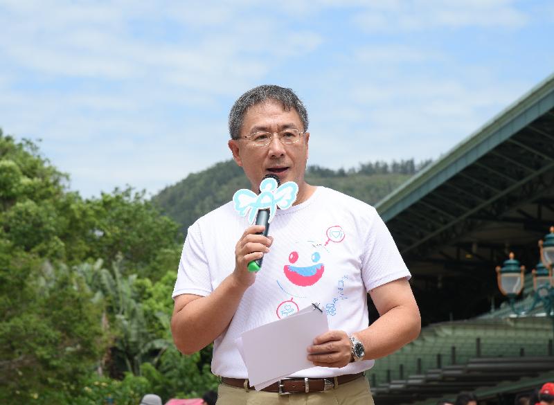 Speaking at the Angelman Walk 2018 cum launch ceremony of "One Click Care" organised by the Hong Kong Angelman Syndrome Foundation today (June 16), the Permanent Secretary for Innovation and Technology, Mr Cheuk Wing-hing, calls on the trade industry to render full support to the one-stop portal "One Click Care" in caring and providing services to specific community groups, with an aim to promote social inclusion through application of technology.