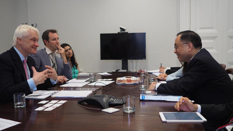 创新及科技局局长杨伟雄（右一）今日（伦敦时间六月二十六日）在伦敦与英国投资部长Graham Stuart（左一）会面。