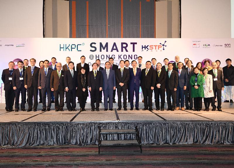 The Secretary for Innovation and Technology, Mr Nicholas W Yang (front row, ninth left), joins a group photo with the Convenor of the Non-official Members of the Executive Council, Mr Bernard Chan (front row, centre); the Chairman of the Elderly Commission, Dr Lam Ching-choi (front row, ninth right); the Chairman of the Hong Kong Productivity Council, Mr Willy Lin (front row, eighth left); the Chairman of the Board of Directors of the Hong Kong Science and Technology Parks Corporation, Dr Sunny Chai (front row, eighth right); the Commissioner for Innovation and Technology, Ms Annie Choi (front row, seventh left); the Government Chief Information Officer, Mr Victor Lam (front row, seventh right); and others at the launching ceremony of the Smart@Hong Kong: Our Smart City Journey Conference today (January 10).