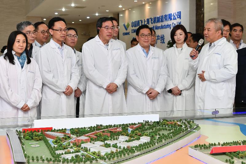 The Secretary for Constitutional and Mainland Affairs, Mr Patrick Nip (front row, second left); the Secretary for Innovation and Technology, Mr Nicholas W Yang (back row, second left); the Secretary for Financial Services and the Treasury, Mr James Lau (back row, first left), and Legislative Council members today (April 21) visited a commercial aircraft manufacturing enterprise in Shanghai to learn more about its business operation and the development of the aircraft manufacturing industry in the Mainland.