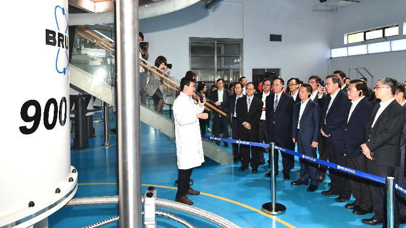 The Secretary for Constitutional and Mainland Affairs, Mr Patrick Nip (back row, third left); the Secretary for Innovation and Technology, Mr Nicholas W Yang (front row, second left); the Secretary for Financial Services and the Treasury, Mr James Lau (front row, first right), and Legislative Council members today (April 22) toured the research and development facility of the National Center for Protein Science Shanghai located at the Zhangjiang Science City in the Pudong New Area of Shanghai.