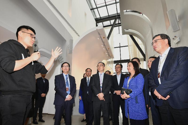 The Secretary for Constitutional and Mainland Affairs, Mr Patrick Nip (third right); the Secretary for Innovation and Technology, Mr Nicholas W Yang (third left); the Secretary for Financial Services and the Treasury, Mr James Lau (fourth right), and Legislative Council members visited a tech company located at Shanghai’s innovation and start-up hub Chang Yang Valley, that specialised in developing mobile applications for English learning, during which they were briefed on the development opportunities after the company moved to Chang Yang Valley on April 22.