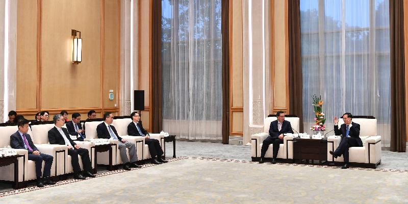 The Secretary for Constitutional and Mainland Affairs, Mr Patrick Nip (fourth left); the Secretary for Innovation and Technology, Mr Nicholas W Yang (third left); the Secretary for Financial Services and the Treasury, Mr James Lau (second left); and Legislative Council members meet with the Secretary of the CPC Zhejiang Provincial Committee, Mr Che Jun (first right), to exchange views on issues relating to Hong Kong-Zhejiang co-operation today (‪April 23‬).