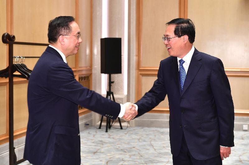 The Secretary for Innovation and Technology, Mr Nicholas W Yang, and Legislative Council members met with the Secretary of the CPC Zhejiang Provincial Committee, Mr Che Jun, today (April 23). Photo shows Mr Yang (left) shaking hands with Mr Che (right) before the meeting.