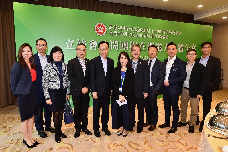The Secretary for Constitutional and Mainland Affairs, Mr Patrick Nip (fifth left), meets with representatives of Hong Kong organisations and students living in Zhejiang at a lunch in Hangzhou today (April 24). Also present were the Secretary for Innovation and Technology, Mr Nicholas W Yang, and the Secretary for Financial Services and the Treasury, Mr James Lau.