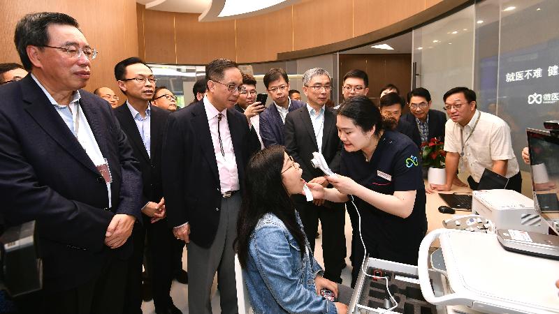 The Secretary for Constitutional and Mainland Affairs, Mr Patrick Nip (second left); the Secretary for Innovation and Technology, Mr Nicholas W Yang (third left); and the Secretary for Financial Services and the Treasury, Mr James Lau (fourth left), together with Legislative Council members visit WeDoctor in Hangzhou today (April 24).