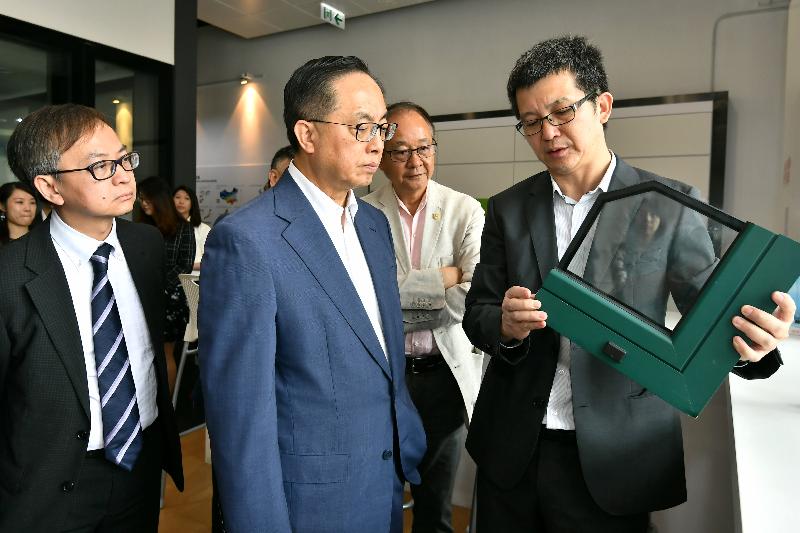The Secretary for Innovation and Technology, Mr Nicholas W Yang (second left), is shown a thermal break window during his visit to an energy-efficient building products company in Tseung Kwan O Industrial Estate today (April 29). Next to him are the Under Secretary for Innovation and Technology, Dr David Chung (first left); and the Chairman of the Sai Kung District Council, Mr George Ng (second right).