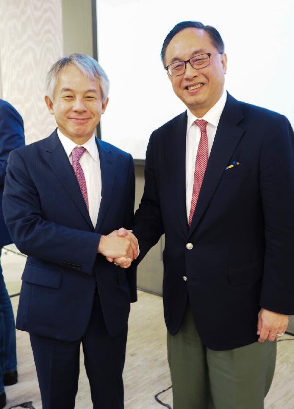The Secretary for Innovation and Technology, Mr Nicholas W Yang (right), greets the Ambassador and Chairman of the Board of Alliance Forum Foundation, Mr George Hara (left), at a leadership luncheon in San Francisco today (September 18, US West Coast time).