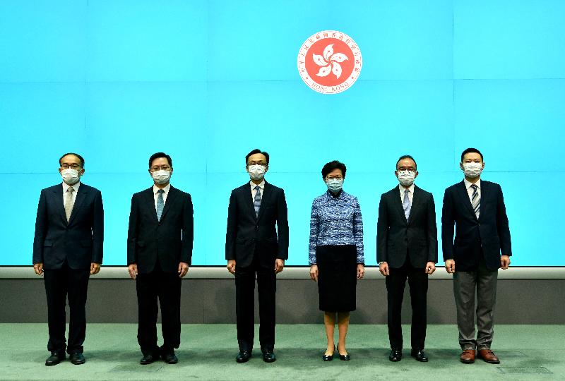 行政长官林郑月娥（右三）今日（四月二十二日）联同公务员事务局局长聂德权（左三）、民政事务局局长徐英伟（右一）、政制及内地事务局局长曾国卫（右二）、财经事务及库务局局长许正宇（左一）和创新及科技局局长薛永恒（左二）在添马政府总部会见传媒。