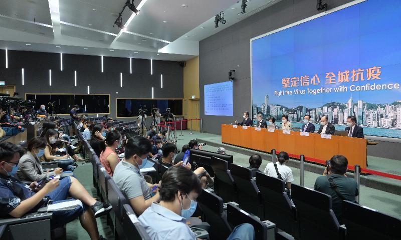 行政长官林郑月娥（中）今日（八月二十一日）联同劳工及福利局局长罗致光博士（左二）、运输及房屋局局长陈帆（右二）、食物及卫生局局长陈肇始教授（左三）、发展局局长黄伟纶（左一）、公务员事务局局长聂德权（右三）和创新及科技局局长薛永恒（右一）在添马政府总部就防疫抗疫措施举行记者会。