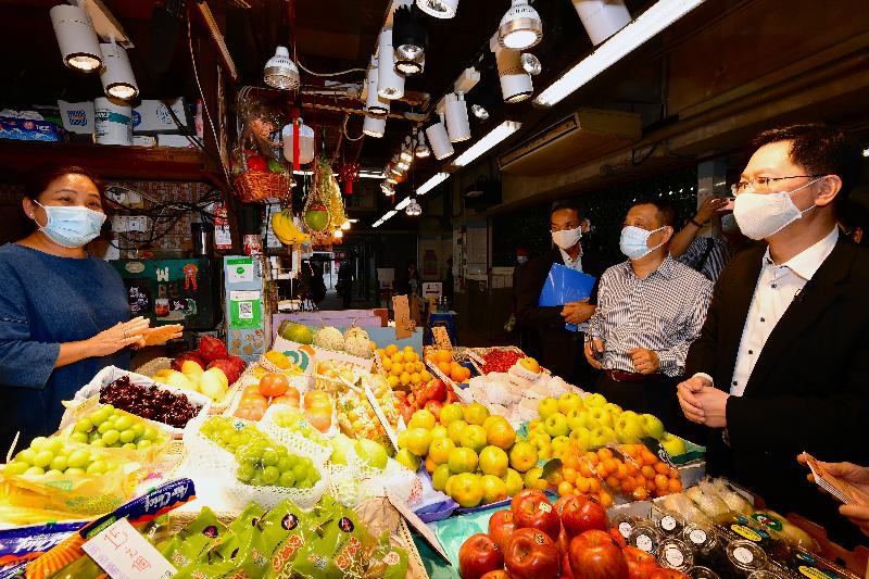 創新及科技局局長薛永恒（右一）今日（十一月十八日）在土瓜灣街市視察食物環境衞生署加強科技抗疫和積極推廣「安心出行」流動應用程式的工作，並了解非接觸式付款的使用情況。