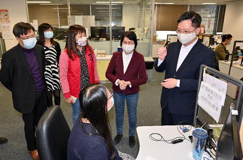 The Secretary for Innovation and Technology, Mr Alfred Sit (first right), and the Permanent Secretary for Innovation and Technology, Ms Annie Choi (second right), encourage colleagues to continue to serve the public with dedication and professionalism on the front line to foster communication between the Government and the public during their visit to 1823 Centre today (February 15). Also present is the Commissioner for Efficiency, Mr Ivan Lee (first left).