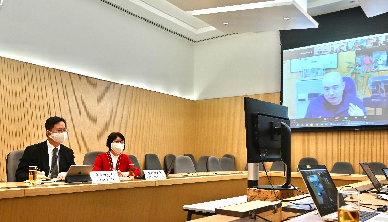 The Secretary for Innovation and Technology, Mr Alfred Sit (left), held virtual engagement sessions with Hong Kong deputies to the National People's Congress and Hong Kong members of the Chinese People's Political Consultative Conference (CPPCC) on February 22 and 23 respectively to brief them on the latest developments of Hong Kong's innovation and technology. Photo shows Mr Sit and the Permanent Secretary for Innovation and Technology, Ms Annie Choi (right), in the virtual engagement session with Hong Kong members of the CPPCC this afternoon (February 23).