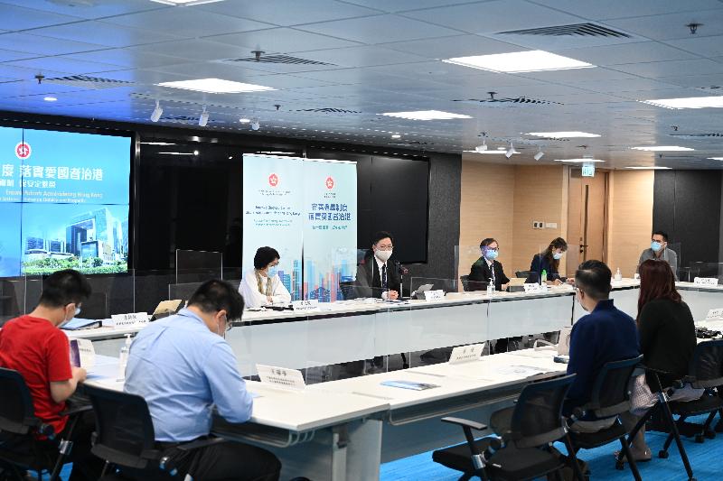 The Secretary for Innovation and Technology, Mr Alfred Sit (rear, second left), is holding six briefing sessions today and tomorrow (March 31 and April 1) to strive for support from the innovation and technology sector on improving the electoral system.