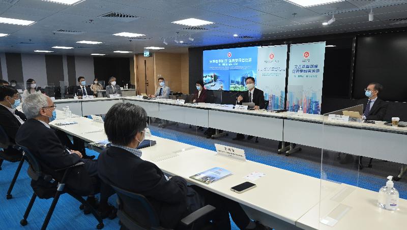The Secretary for Innovation and Technology, Mr Alfred Sit, held six briefing sessions yesterday and today (March 31 and April 1) to engage the innovation and technology sector on the approval by the Standing Committee of the National People's Congress of the amendment of improving the electoral system of the Hong Kong Special Administrative Region and to strive for their support for the Government's effort. Photo shows Mr Sit (rear, second right) exchanging views with representatives from State Key Laboratories.