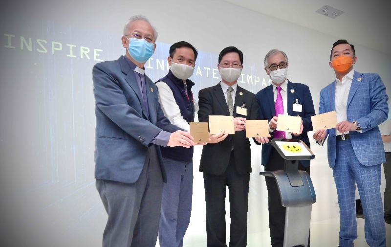 The Secretary for Innovation and Technology, Mr Alfred Sit (centre), is joined by the School Supervisor, Father Joseph So (first left); the School Principal, Mr Li Kin-man (first right); the President of Wofoo Social Enterprises, Dr Joseph Lee (second right); and the Chief Consultant of the Hong Kong Council of Social Service, Mr Howard Ling (second left), to officiate at the opening ceremony of iLAB of the Salesians of Don Bosco Ng Siu Mui Secondary School today (April 23).