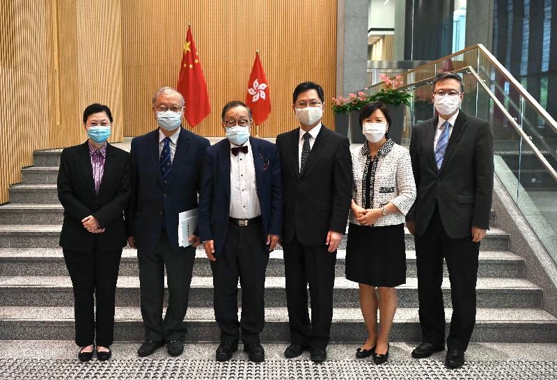 The Secretary for Innovation and Technology, Mr Alfred Sit (third right), today (April 29) meets with founders of the Greater Bay Area Association of Academicians. They are Professor Nancy Ip (second right); Professor C C Chan (third left); Professor Teng Jinguang (first right); Professor Vivian Yam (first left); and Professor Lee Chack-fan (second left).