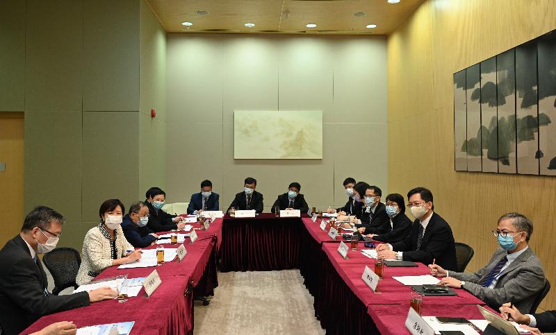 The Secretary for Innovation and Technology, Mr Alfred Sit (second right), together with the Permanent Secretary for Innovation and Technology, Ms Annie Choi (third right), and the Under Secretary for Innovation and Technology, Dr David Chung (first right), today (April 29) meet with founders of the Greater Bay Area Association of Academicians to solicit insightful ideas from top-notch scientific research talents on the technological development of Hong Kong and the Guangdong-Hong Kong-Macao Greater Bay Area.