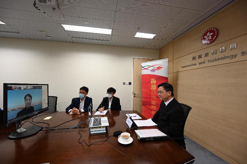 The Secretary for Innovation and Technology, Mr Alfred Sit (right), today (August 18) attends a webinar co-organised by the Hong Kong Economic and Trade Office in Tokyo and the Economist Corporate Network to update the business community in Korea on Hong Kong's latest developments and opportunities in innovation and technology. Looking on are two students participating in the "Be a Government Official for a Day" Programme.