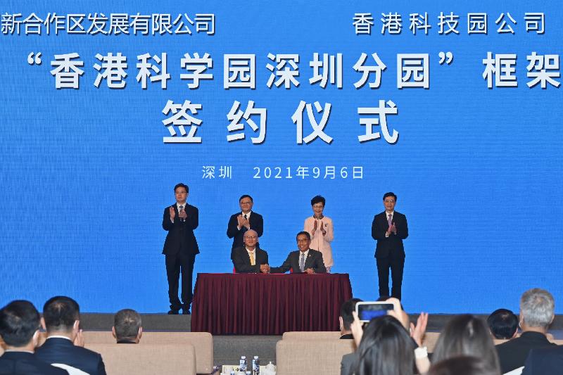 The Chief Executive, Mrs Carrie Lam, and the Secretary of the CPC Shenzhen Municipal Committee, Mr Wang Weizhong, led the delegation of the Hong Kong Special Administrative Region Government and the delegation of the Shenzhen Municipal People's Government respectively to attend the High-level Meeting cum Hong Kong/Shenzhen Co-operation Meeting 2021 at the Wuzhou Guest House in Shenzhen today (September 6) and witnessed the signing of four co-operation agreements between Hong Kong and Shenzhen. Photo shows Mrs Lam (back row, second right) and Mr Wang (back row, second left) witnessing the signing of the "Framework Agreement between Hong Kong Science and Technology Parks Corporation and Shenzhen-Hong Kong Science and Technology Innovation Cooperation Zone Development Co Ltd on Developing the 'Shenzhen Branch of Hong Kong Science Park'".