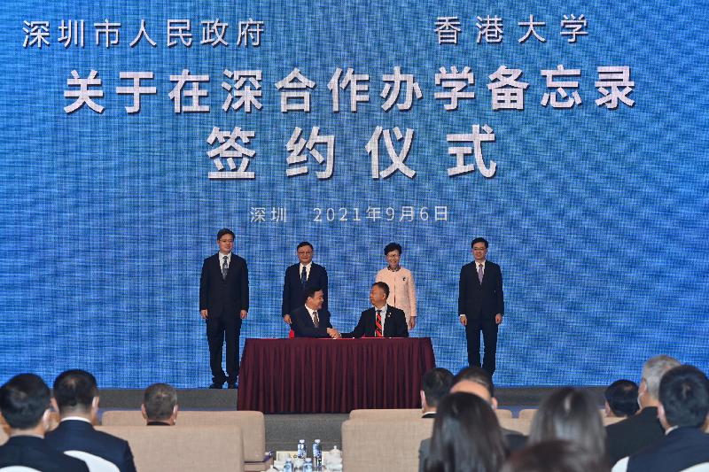 The Chief Executive, Mrs Carrie Lam, and the Secretary of the CPC Shenzhen Municipal Committee, Mr Wang Weizhong, led the delegation of the Hong Kong Special Administrative Region Government and the delegation of the Shenzhen Municipal People's Government respectively to attend the High-level Meeting cum Hong Kong/Shenzhen Co-operation Meeting 2021 at the Wuzhou Guest House in Shenzhen today (September 6) and witnessed the signing of four co-operation agreements between Hong Kong and Shenzhen. Photo shows Mrs Lam (back row, second right) and Mr Wang (back row, second left) witnessing the signing of the "Memorandum of Understanding between the Shenzhen Municipal People's Government and The University of Hong Kong (HKU) on the establishment of a HKU campus in Shenzhen".
