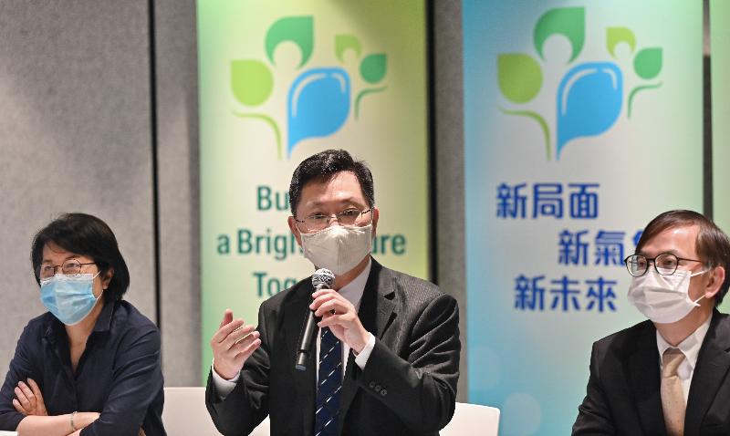 The Secretary for Innovation and Technology, Mr Alfred Sit (centre), today (October 8) held four briefing sessions for representatives of the Technology and Innovation Subsector of the Election Committee, the Greater Bay Area Association of Academicians, the Hong Kong Academy of Sciences, and the Hong Kong Young Academy of Sciences to elaborate on the innovation and technology initiatives outlined in "The Chief Executive's 2021 Policy Address". Also present were the Permanent Secretary for Innovation and Technology, Ms Annie Choi (left), and the Under Secretary for Innovation and Technology, Dr David Chung (right).