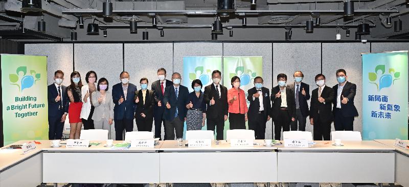 The Secretary for Innovation and Technology, Mr Alfred Sit (seventh right), together with the Permanent Secretary for Innovation and Technology, Ms Annie Choi (eighth right); the Under Secretary for Innovation and Technology, Dr David Chung (second right); and the Commissioner for Innovation and Technology, Ms Rebecca Pun (fourth left), met with representatives of the Greater Bay Area Association of Academicians today (October 8) to elaborate on the innovation and technology initiatives outlined in "The Chief Executive's 2021 Policy Address".