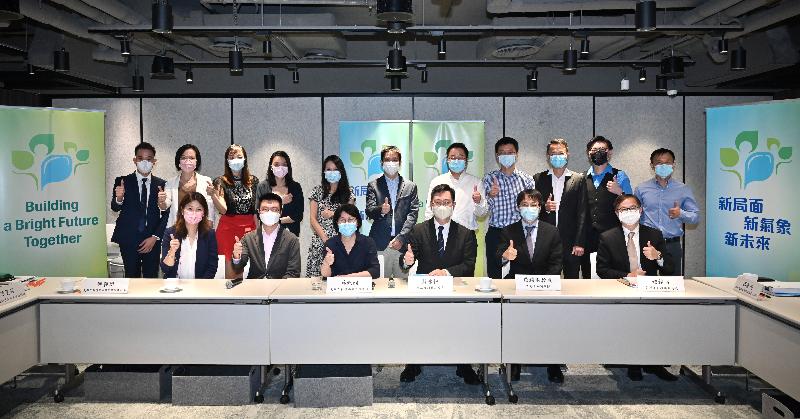 The Secretary for Innovation and Technology, Mr Alfred Sit (front row, third right), together with the Permanent Secretary for Innovation and Technology, Ms Annie Choi (front row, third left), and the Under Secretary for Innovation and Technology, Dr David Chung (front row, first right), met with representatives of the Hong Kong Young Academy of Sciences today (October 8) to elaborate on the innovation and technology initiatives outlined in "The Chief Executive's 2021 Policy Address".