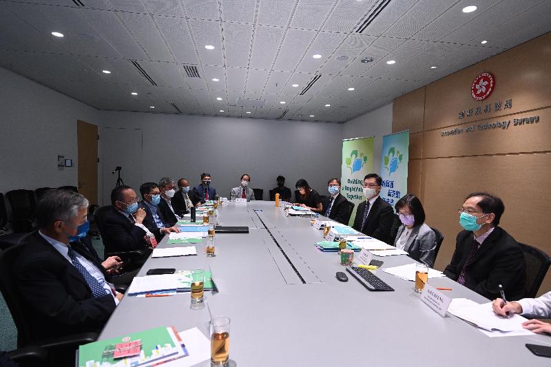 The Secretary for Innovation and Technology, Mr Alfred Sit, today (October 11) meets with representatives of the Hong Kong Academy of Engineering Sciences as part of his stakeholder engagements on the innovation and technology initiatives outlined in "The Chief Executive's 2021 Policy Address". Also present are the Under Secretary for Innovation and Technology, Dr David Chung (fourth right), and the Commissioner for Innovation and Technology, Ms Rebecca Pun (second right).