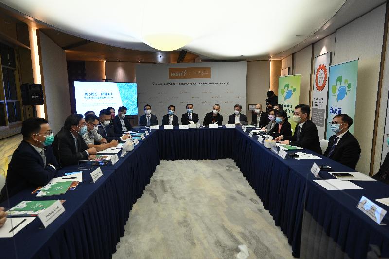 The Secretary for Innovation and Technology, Mr Alfred Sit (second right), today (October 11) meets with representatives of the Federation of Hong Kong Industries as part of his stakeholder engagements on the innovation and technology initiatives outlined in "The Chief Executive's 2021 Policy Address". Also present are the Permanent Secretary for Innovation and Technology, Ms Annie Choi (third right); the Under Secretary for Innovation and Technology, Dr David Chung (first right); and the Commissioner for Innovation and Technology, Ms Rebecca Pun (fourth right).