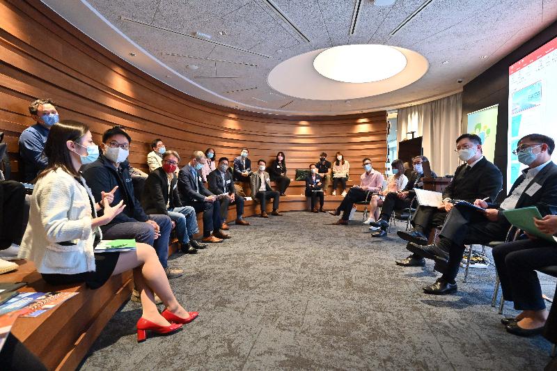 The Secretary for Innovation and Technology, Mr Alfred Sit (second right), today (October 12) visits the Hong Kong Science Park to meet with the start-up community and exchange views on the innovation and technology initiatives outlined in "The Chief Executive's 2021 Policy Address". Looking on is the Under Secretary for Innovation and Technology, Dr David Chung (first right).