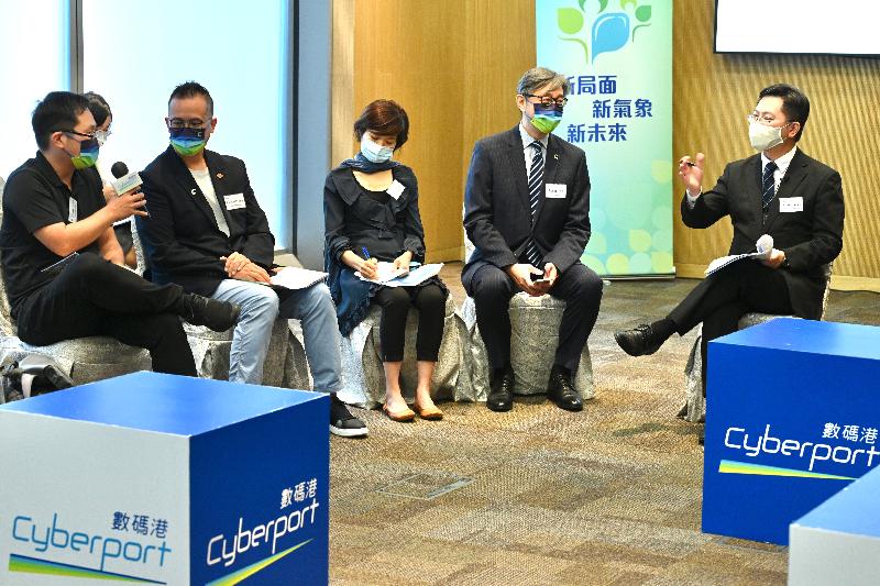 The Secretary for Innovation and Technology, Mr Alfred Sit (first right), this afternoon (October 12) visits Cyberport to meet with the start-up community and exchange views on the innovation and technology initiatives outlined in "The Chief Executive's 2021 Policy Address".