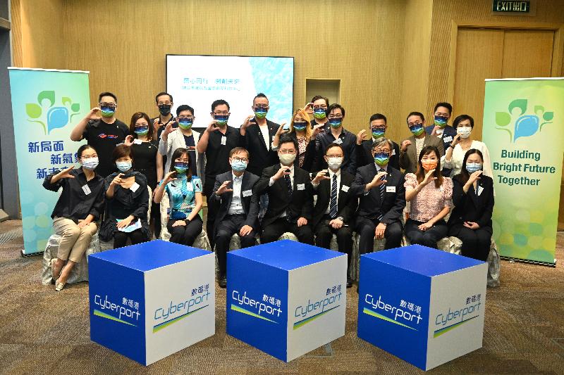 The Secretary for Innovation and Technology, Mr Alfred Sit (front row, centre), is pictured with the start-up community of the Cyberport after meeting this afternoon (October 12). Next to Mr Sit are the Under Secretary for Innovation and Technology, Dr David Chung (front row, fourth left), and the Government Chief Information Officer, Mr Victor Lam (front row, fourth right).